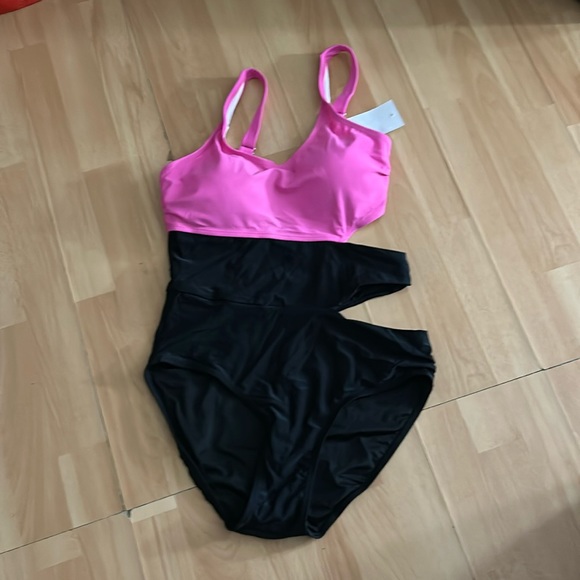 Meet Curve - Picture 1 of 4